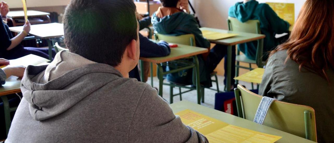 Participantes en una charla de sensibilización sobre salud mental, organizada por Feafes Galicia, en un instituto.