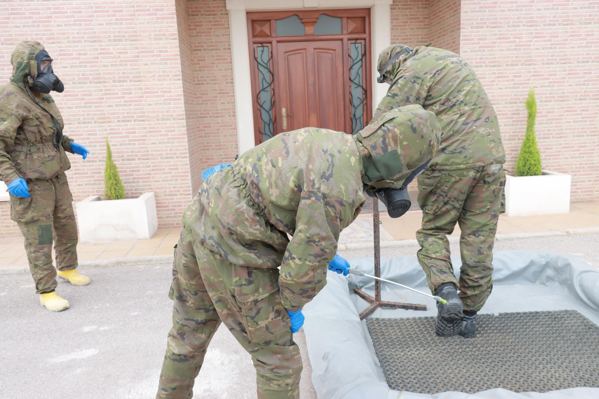 El Ejército simula un ataque químico en una fábrica de Onda