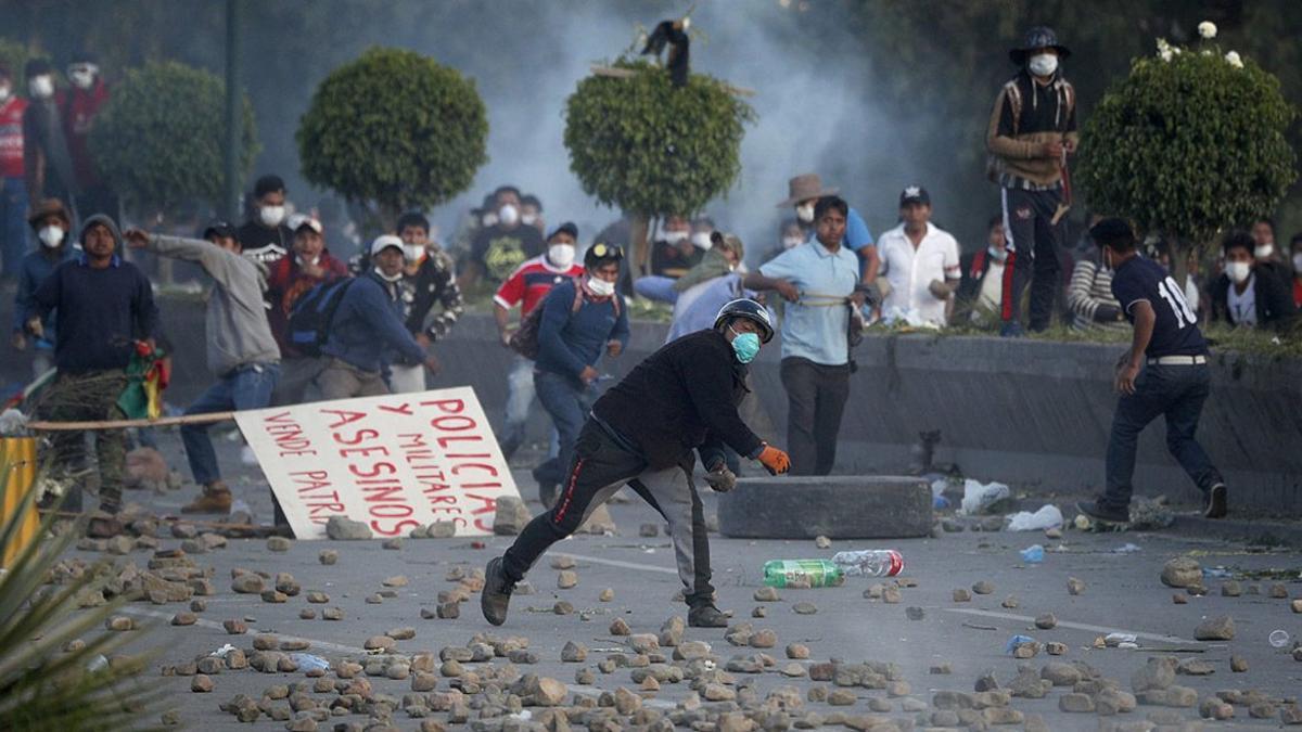 Partidarios del expresidente boliviano Evo Morales arrojaron piedras a la policía en las afueras de Cochabamba, el sábado pasado