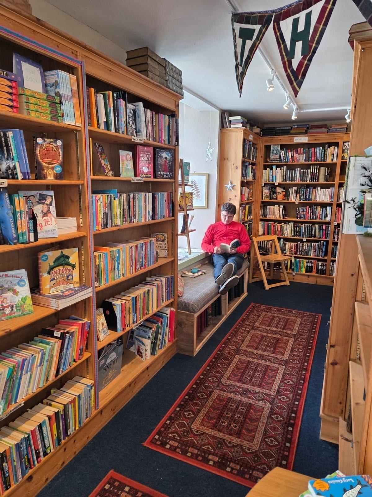 Uno de los libreros de The Open Book, durante sus "vacaciones" en la librería