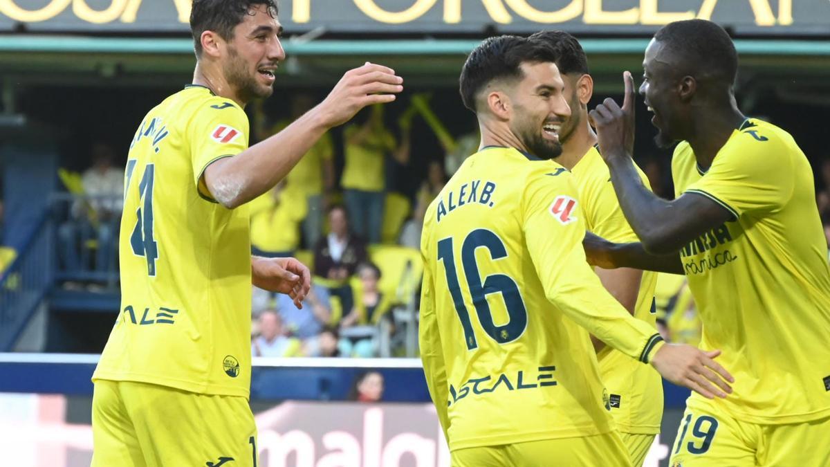 Los jugadores del Villarreal celebran el 4-2.