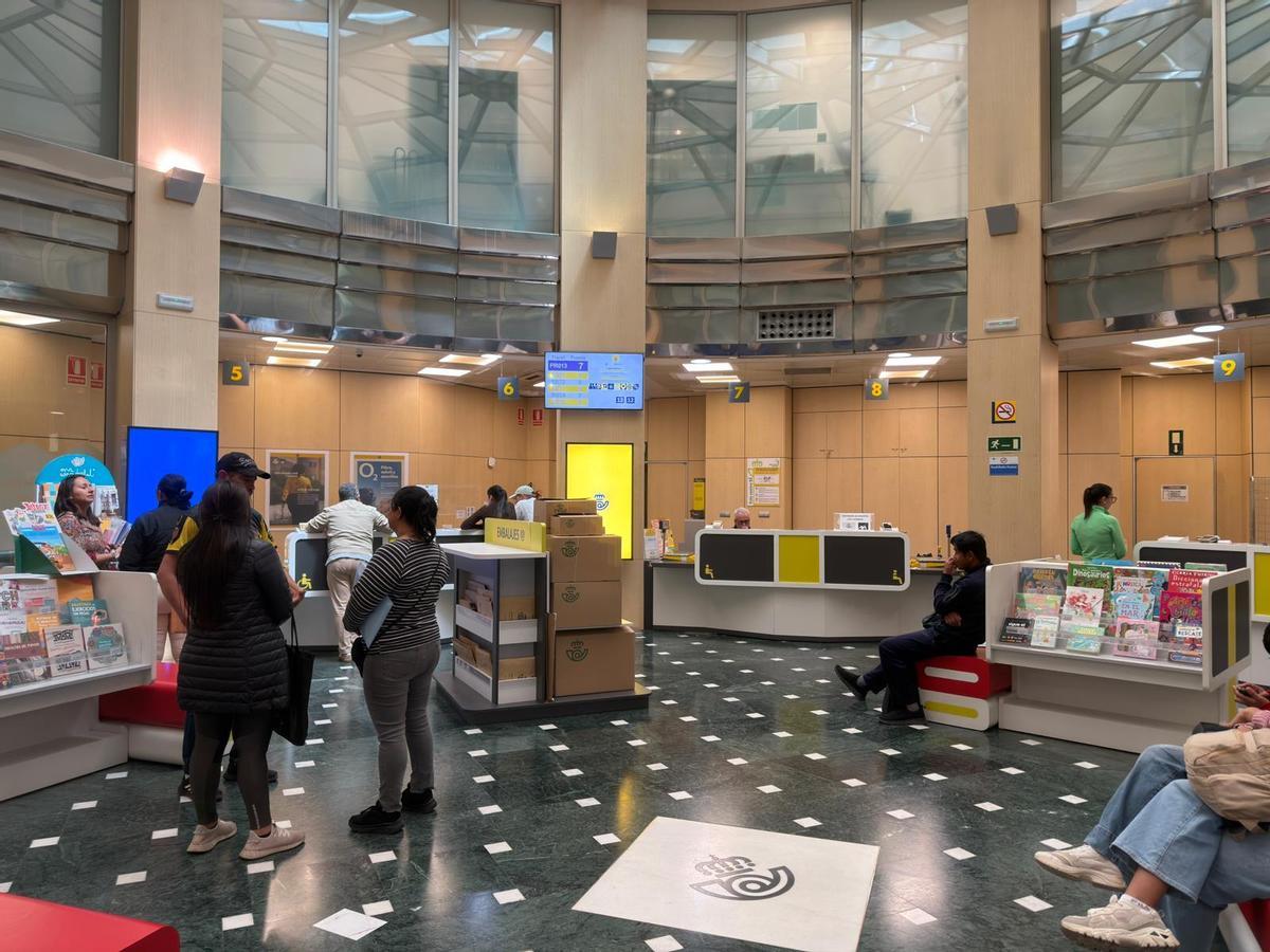 "Normalidad" en la oficina de Correos de la plaza San Francisco de Cartagena este lunes.