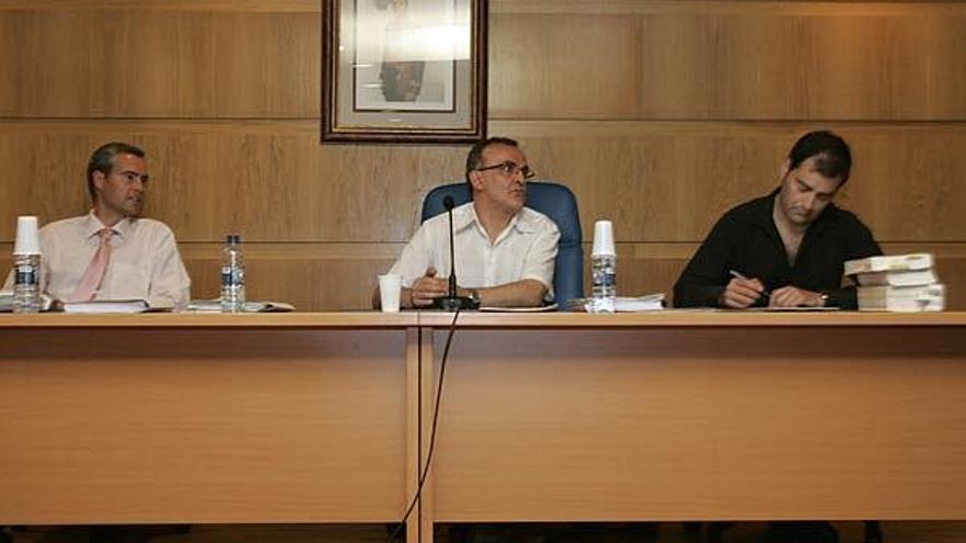 El alcalde de Porriño, Raúl Francés, ayer, durante el debate de los presupuestos.