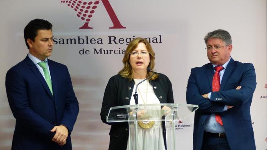 Los tres alcaldes populares, ayer durante su comparecencia ante los medios en la Asamblea Regional.