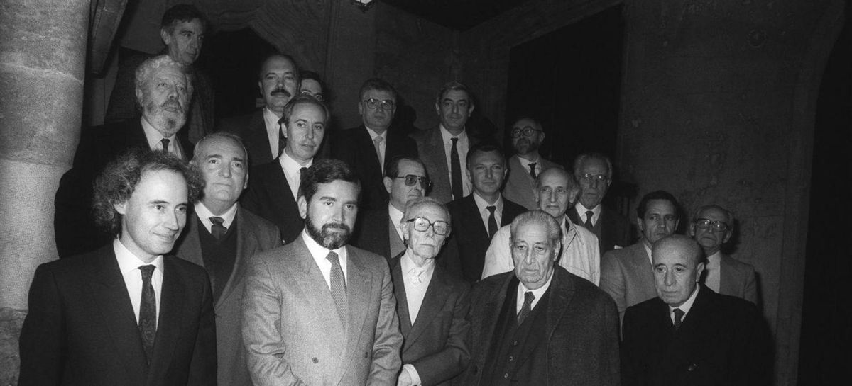 Miembros del Consell Valencià de Cultura con Joan Lerma y Ciprià Ciscar; en el centro Juan Gil-Albert, 1986. | ANDRÉS CASTILLO