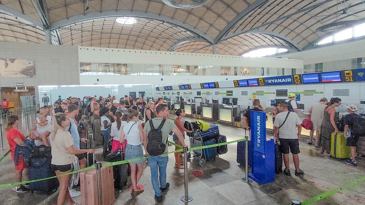 Embarque de pasajeros en el aeropuerto internacional Miguel Hernández