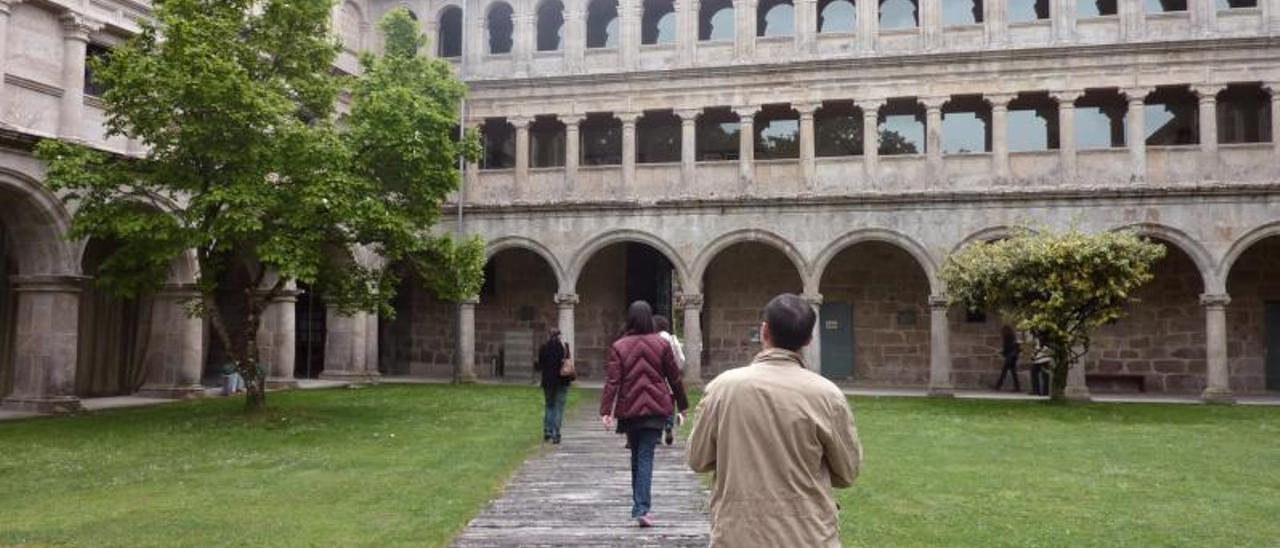 Uno de los claustros del parador de Santo Estevo de Ribas de Sil. // I. OSORIO