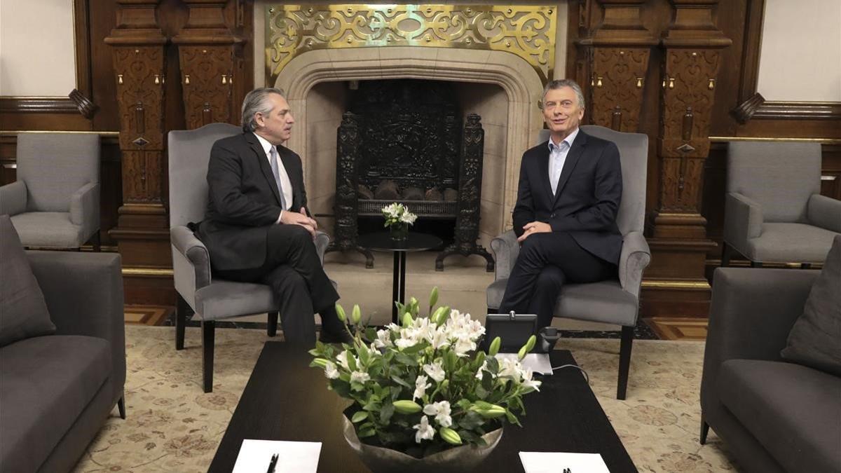 Alberto Fernández y Mauricio Macri durante su reunión, este lunes, en la Casa Rosada.