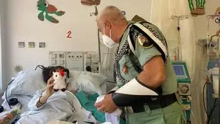 Mena y una delegación de La Legión visitan a los niños del Hospital Materno de Málaga