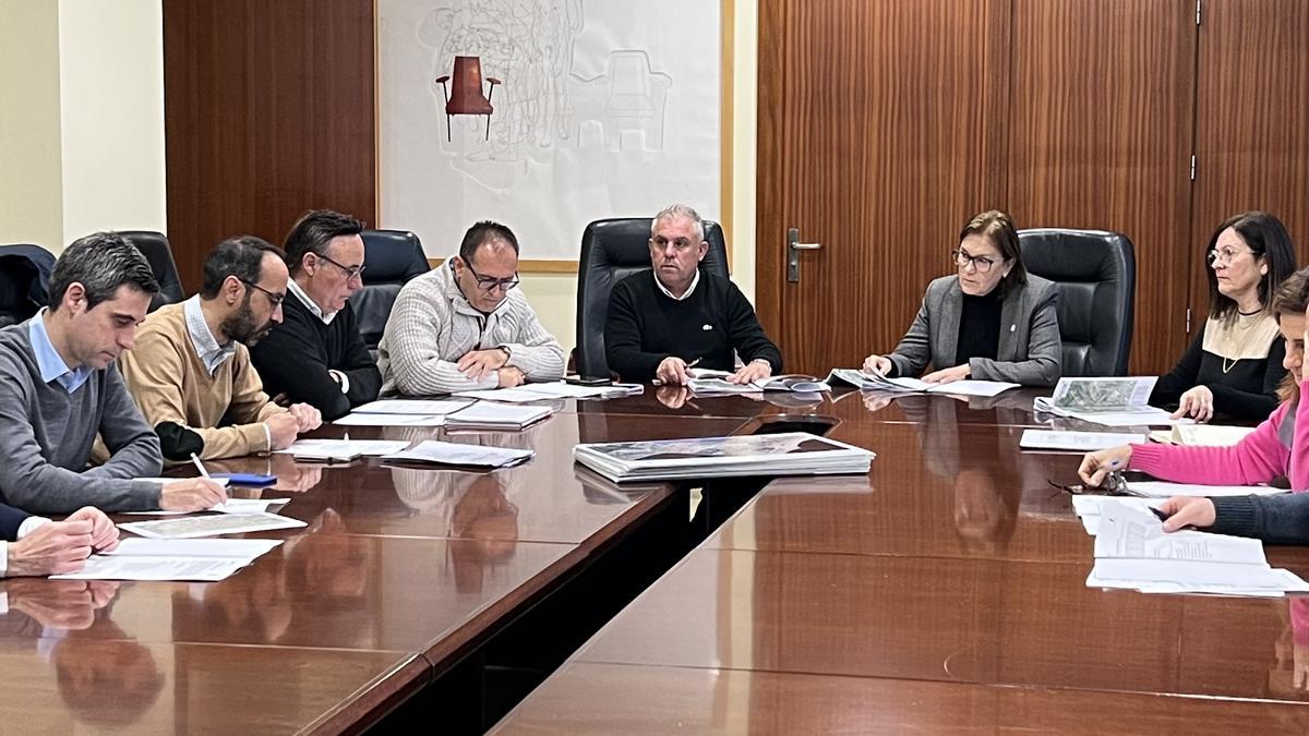 La alcaldesa, Maria Josep Safont, presidió la reunión para presentar la hoja de ruta de la renovación que ejecutará Facsa.