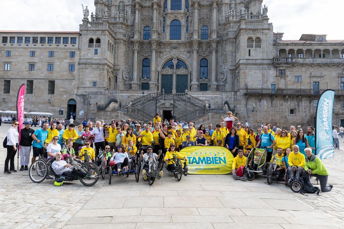 La periodista y psicóloga Irene Villa, con el grupo de participantes este año en la 21ª edición del Camino de Santiago Adaptado e Inclusivo organizada por la Fundación También