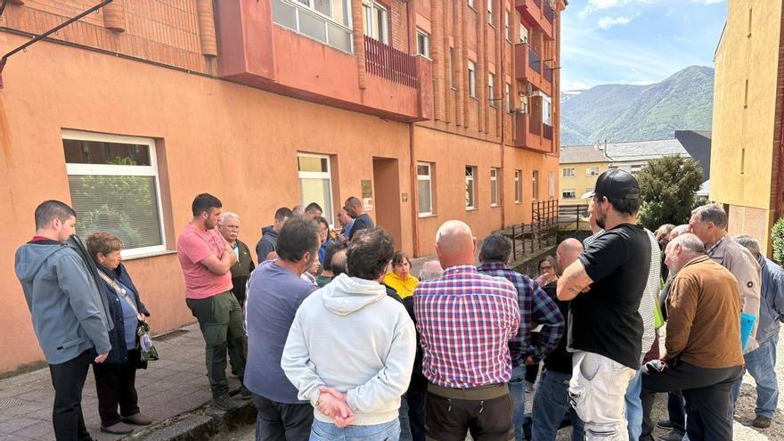 El bloqueo de Pinos por parte de la Junta de Castilla y León deja a un centenar de familias mierenses, con 1.500 reses contra las cuerdas: "Es la ruina"