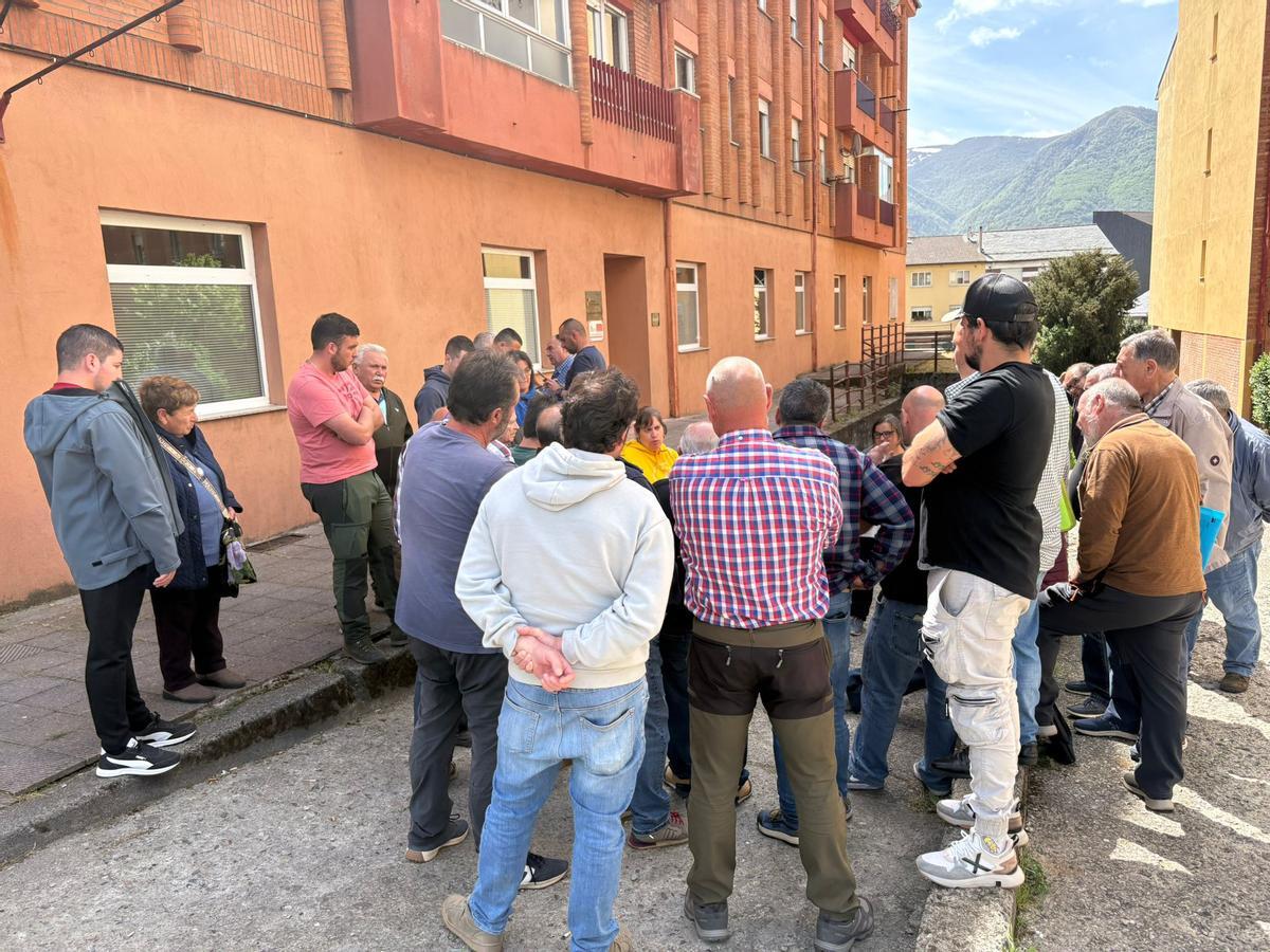 Un grupo de ganaderos de Mieres, este miércoles, en Villablino.