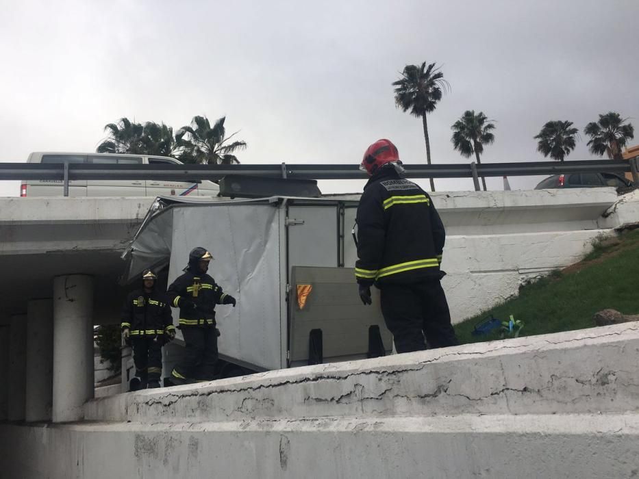 Un furgón choca con el túnel inferior entre el Muelle Las Palmas y la Avenida Marítima