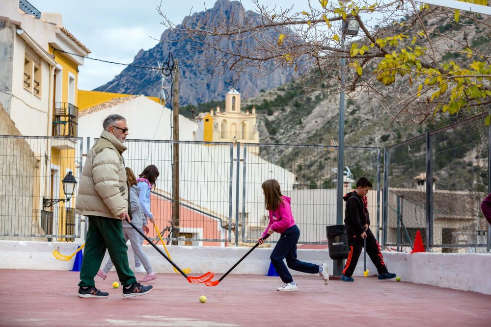 Niños en el patio de la escuela Orxeta, que forma parte de un centro rural agrupado con Sella y Relleu