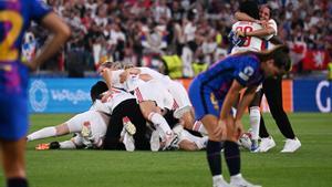 El Olympique de Lyon celebra la Champions ante un Barça abatido