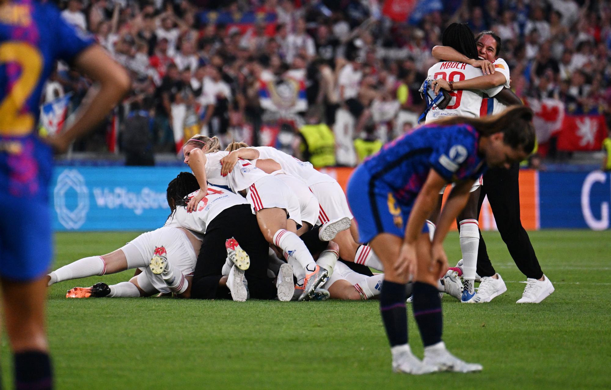 El Olympique de Lyon celebra la Champions ante un Barça abatido