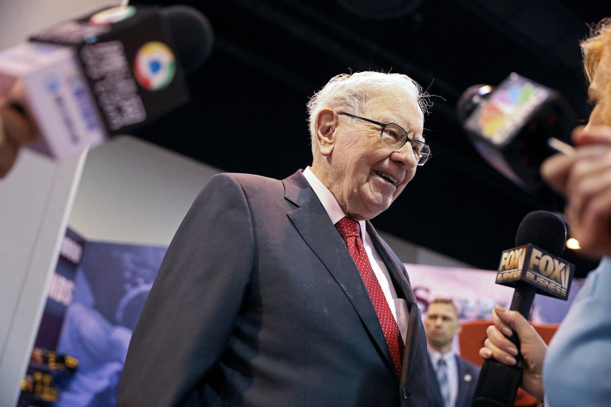 FILE PHOTO: Berkshire Hathaway Chairman Warren Buffett walks through the exhibit hall as shareholders gather to hear from the billionaire investor at Berkshire Hathaway Incs annual shareholder meeting in Omaha