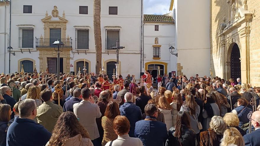 La Agrupación de Cofradías de Aguilar y las parroquias locales colocan la nueva cruz del Llanito de las Descalzas