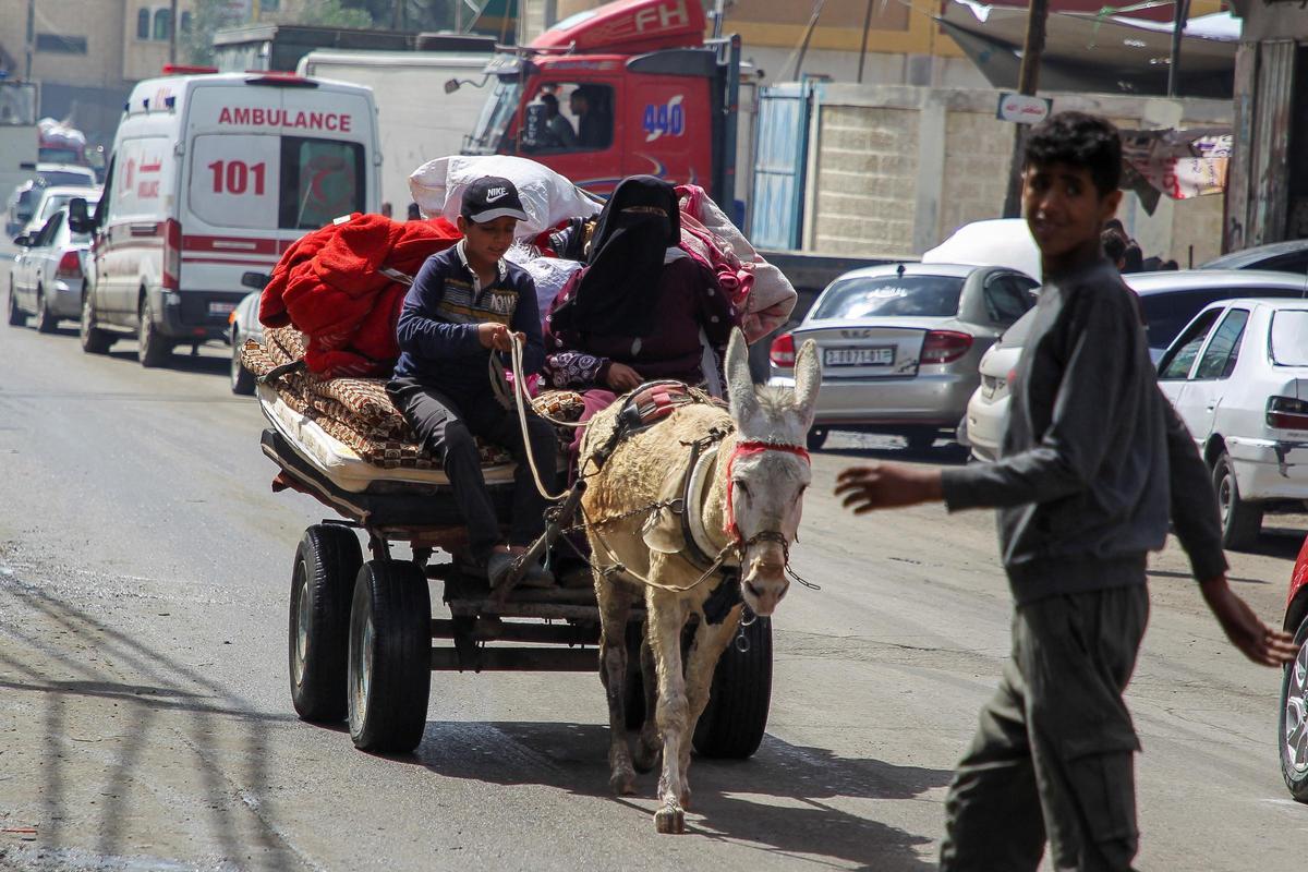 Ciudadanos palestinos abandonan Rafah ante el anuncio israelí de una posible invasión