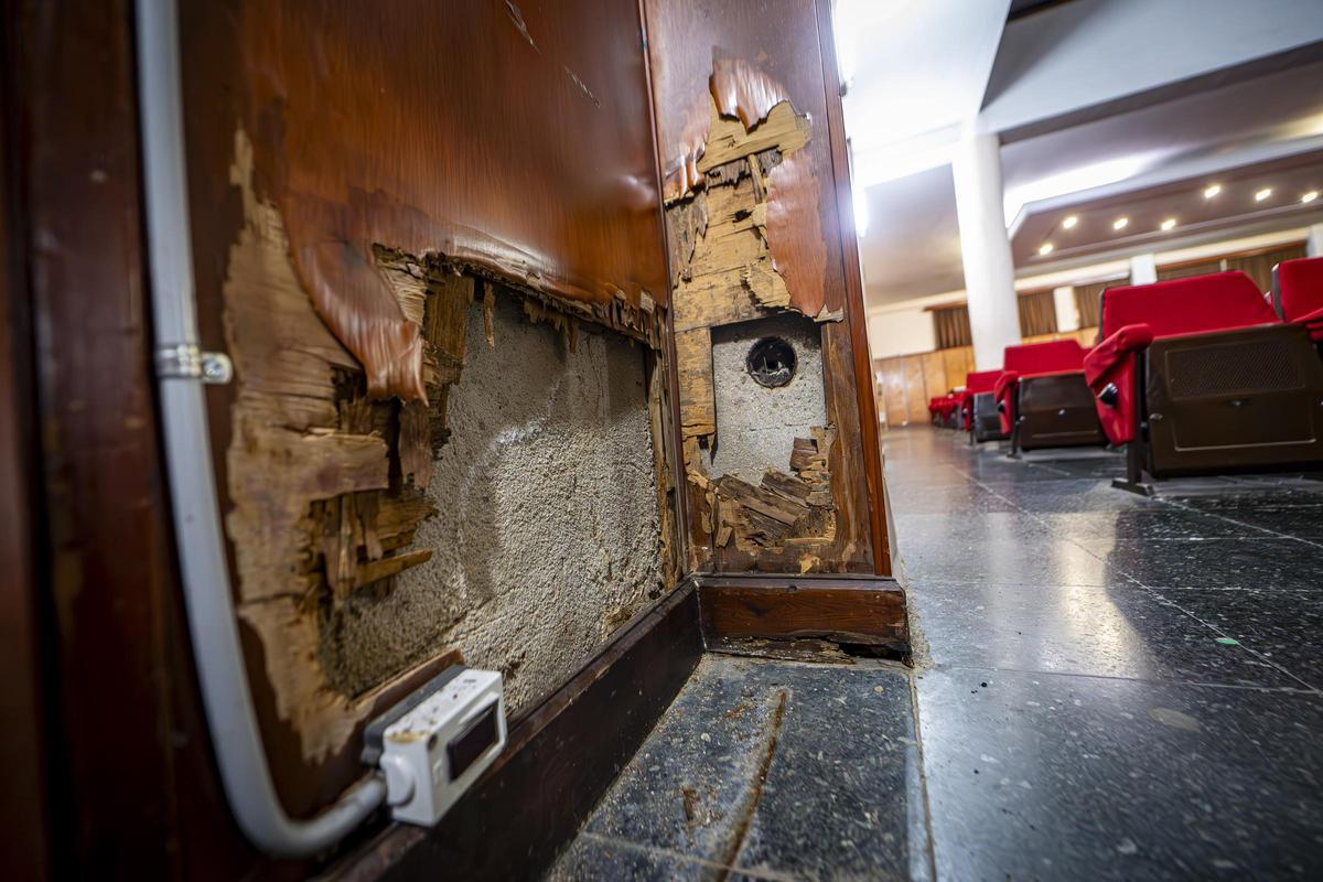 El Institut Sants, entre lo retro y lo ruinoso: crónica visual de un centro que envejece sin cuidados