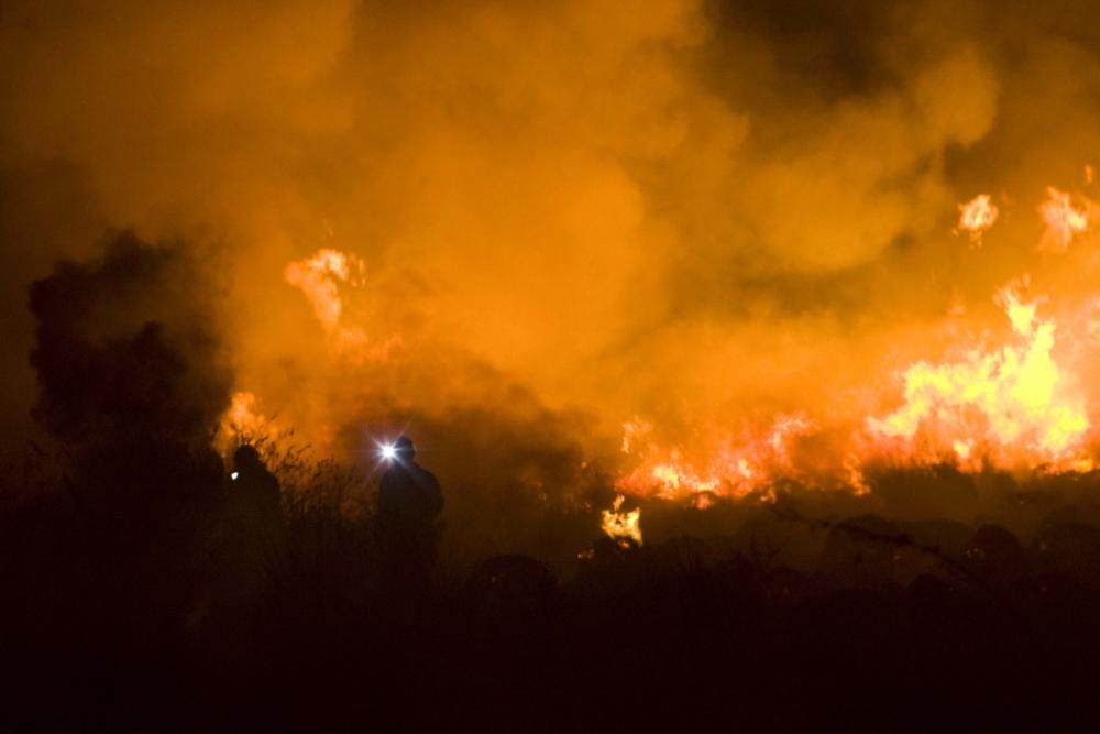 Un incendio obliga a desalojar el camping de Almenara
