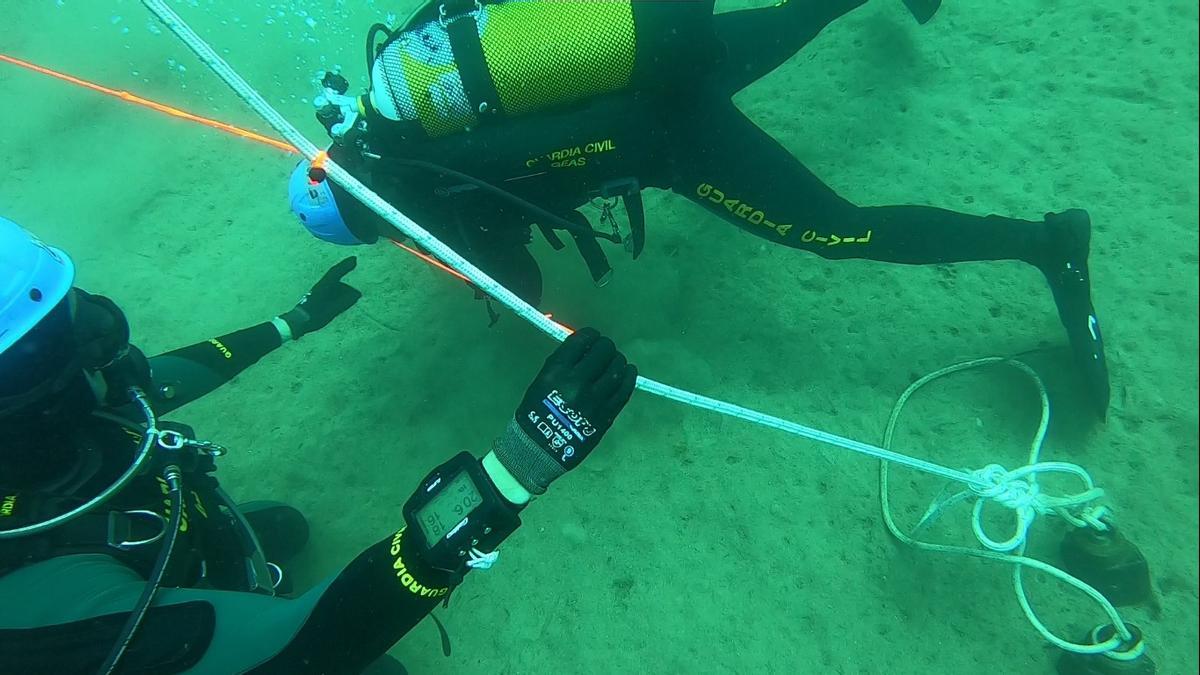 Los agentes de los GEAS de la Guardia Civil durante las labores de rescate del cuerpo.