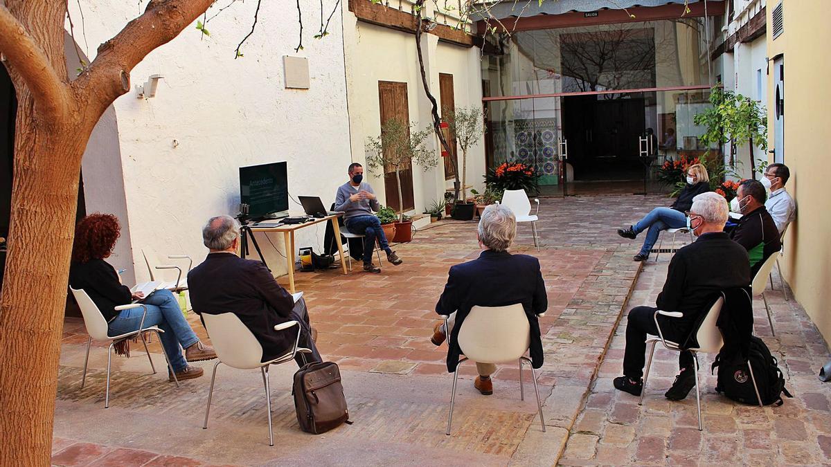 Representantes de colectivos comarcales, en el patio del Museu, en Torrent. | MHS