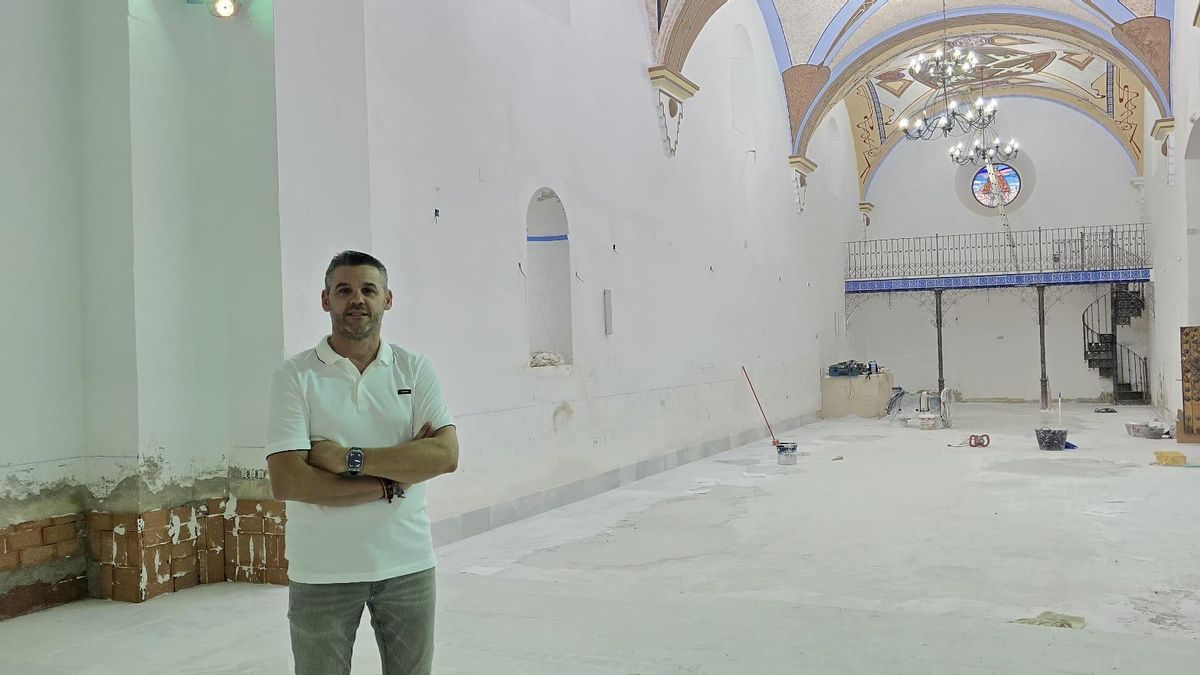 El hermano mayor, Francisco Hita, en el interior de la ermita.