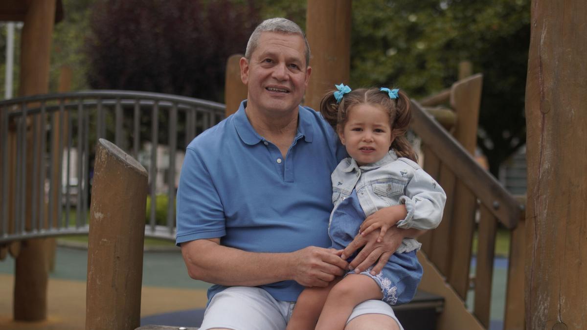 José Carril en el parque infantil de los Jardines de Méndez Núñez con su nieta Valentina.