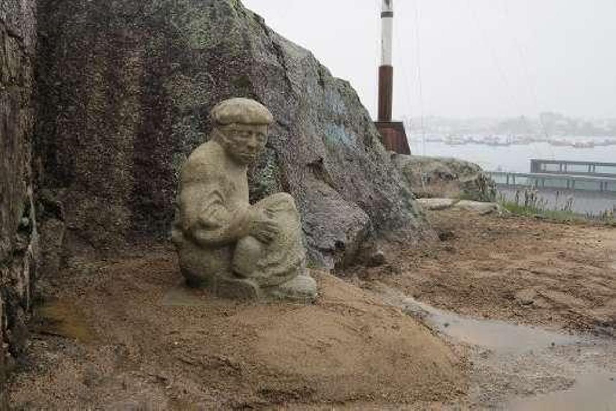 Las esculturas de piedra adornan ya el entorno natural de Punta Moreiras
