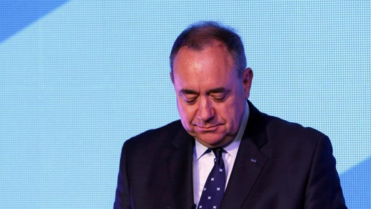 El primer ministro escocés, Alex Salmond, tras conocer el resultado del referéndum, este viernes.