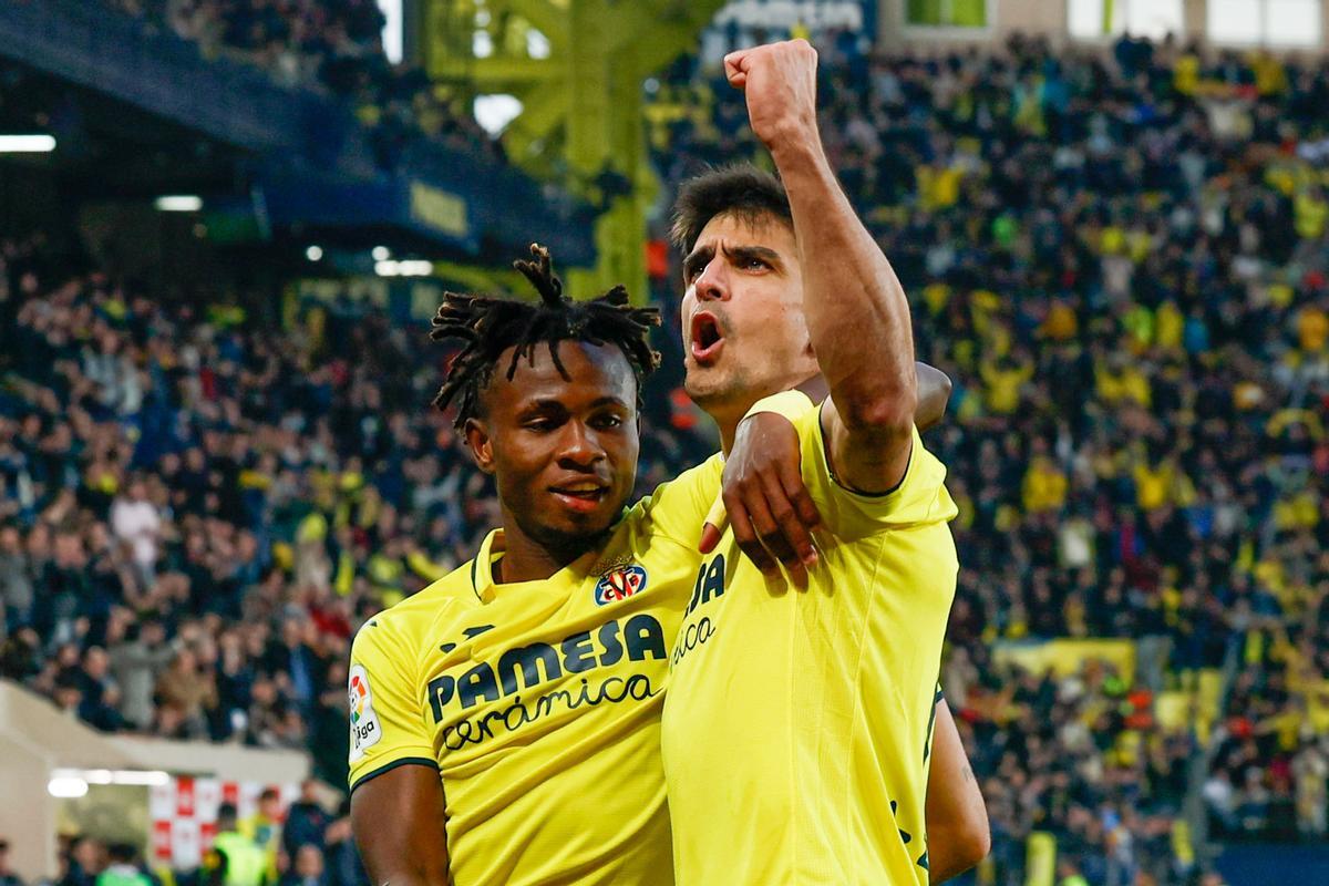 VILLARREAL, 07/01/2023.-El delantero del Villarreal Gerard Moreno (d) celebra su gol de penalti ante el Real Madrid, durante el partido de la jornada 16 de LaLiga Santander este sábado en el estadio de La Cerámica en Villarreal.- EFE / Biel Alino