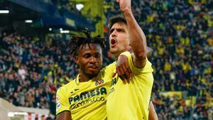 VILLARREAL, 07/01/2023.-El delantero del Villarreal Gerard Moreno (d) celebra su gol de penalti ante el Real Madrid, durante el partido de la jornada 16 de LaLiga Santander este sábado en el estadio de La Cerámica en Villarreal.- EFE / Biel Alino