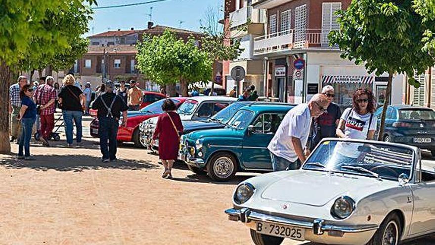 La 10a Trobada de Cotxes Clàssics a Llagostera reuneix 120 vehicles