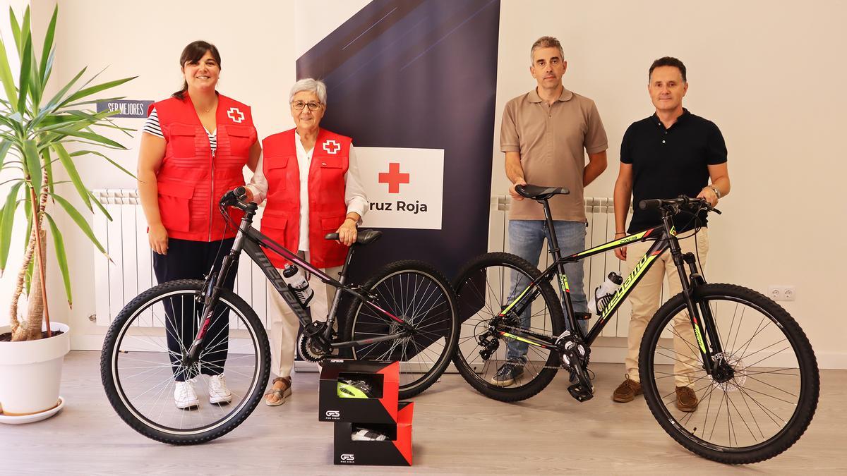 Momento de la entrega de bicicletas a Cruz Roja.