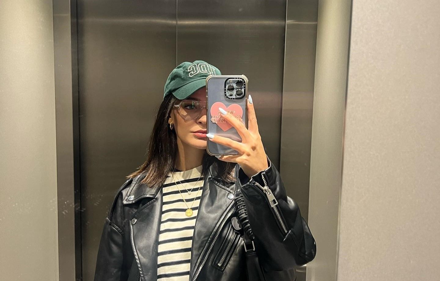 Laura Escanes con look con gorra en Instagram