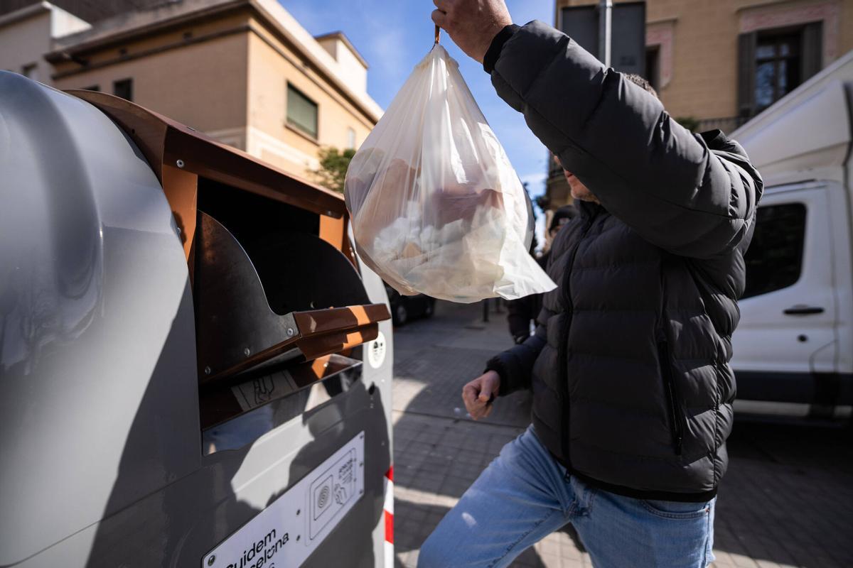 BARCELONA 01/03/2025 Barcelona. Xavi, vecino de Sant Andreu tira la basura en los contenedores de basura inteligente en Sant Andreu (único barrio donde hay), detalle de la zona donde se acerca la tarjeta/llavero para que se abra. Barcelona está estudiando cómo implementar contenedores de basura inteligentes. FOTO de ZOWY VOETEN