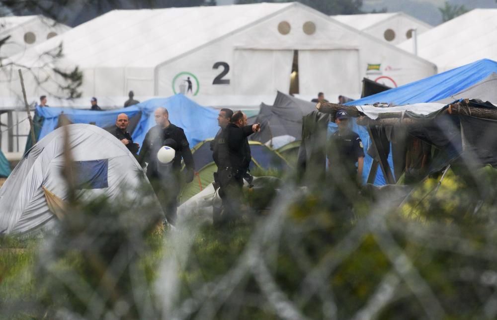 La policía griega comenzó esta mañana a desalojar el campamento improvisado de Idomeni, en la frontera con Macedonia, donde se encuentran mas de 8.400 refugiados.