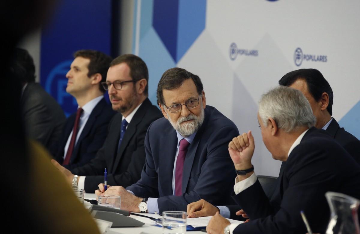 GRAF2199  MADRID  15 01 2018 - De izquierda a derecha  el vicesecretario general de Comunicacion del Partido  Pablo Casado  el vicesecretario de Politica Social y Sectorial  Javier Maroto  el presidente del Gobierno  Mariano Rajoy  el coordinador general del Partido Popular  Fernando Martinez-Maillo  el vicesecretario de Politica Autonomica y Local del PP  Javier Arenas  durante la reunion de la Junta Directiva Nacional del PP  el maximo organo entre congresos del partido  que preside el lider del ejecutivo  Mariano Rajoy  para informar de la intensa agenda que ha elaborado el partido para este ano  EFE  Javier Lizon