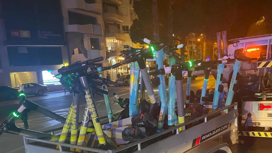 La Policía Local de Torrevieja retira decenas de patinetes de empresas de alquiler por ocupar el espacio público sin autorización