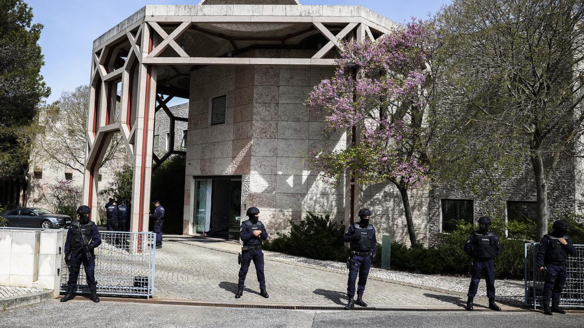 Efectius de policia a l'exterior del centre ismaelí de Lisboa on s'ha produït el tiroteig