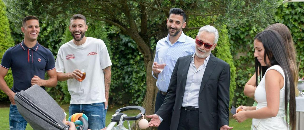 Jesús Martínez, con las parejas e hijos de Luismi, Bastón y Tomeu Nadal.. | Real Oviedo