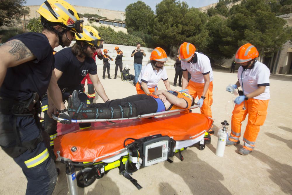 Casi medio centenar de efectivos participan en unas prácticas en la ladera del monte, donde se ha simulado un rescate en altura