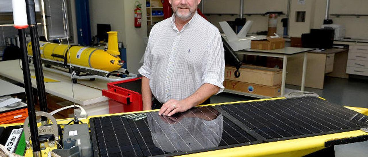 El investigador William Kirkwood junto a un modelo de wave glider, ayer en la sede de Plocan en Taliarte.