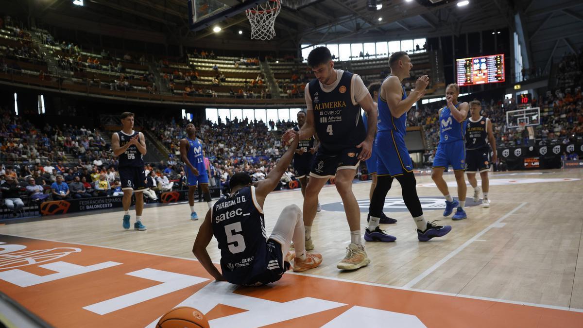 Un momento del partido entre el Alimerka Oviedo Baloncesto y el Movistar Estudiantes en la Final a 4 por el ascenso a la ACB