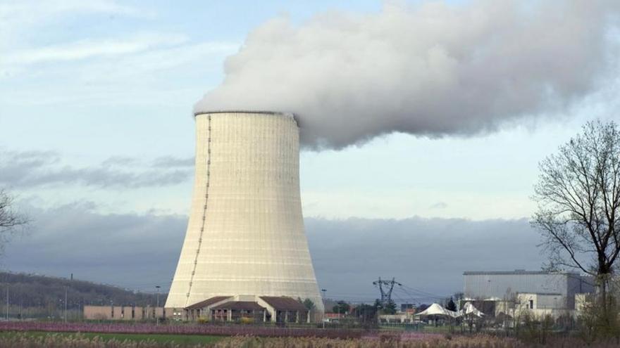 Francia se compromete a cerrar hasta 17 reactores nucleares antes del 2025