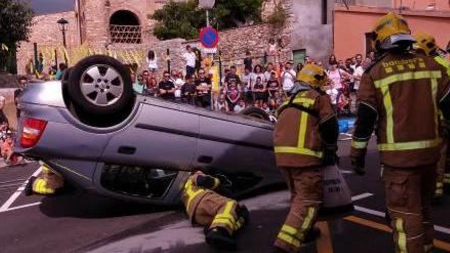 Bombers en el simulacre del rescat d&#039;un accident de circulació ahir a Collbató