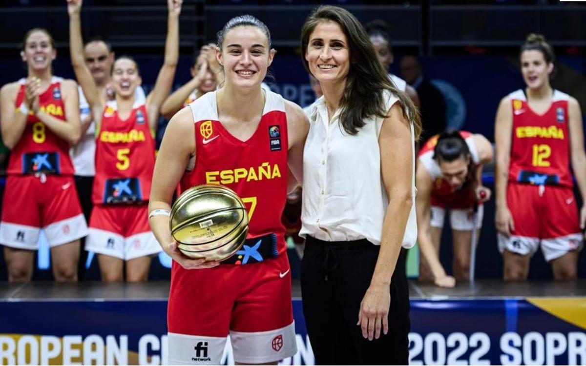 Claudia Contell, el balón de oro de MVP en el Europeo sub-20 de 2022.