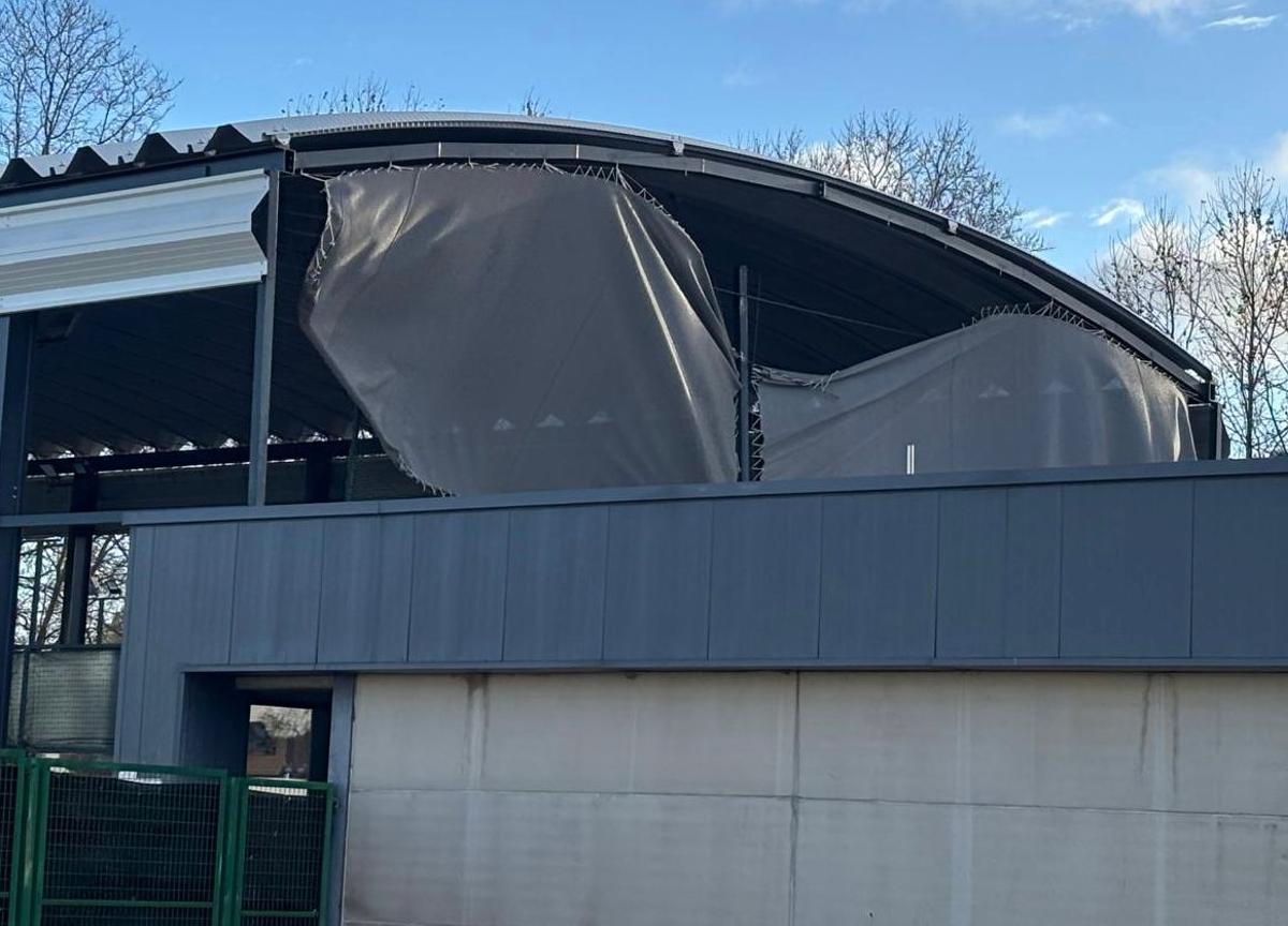 Pabellón multiusos Toni Pedrera en Malpartida de Cáceres tras la borrasca 'Kristin'.